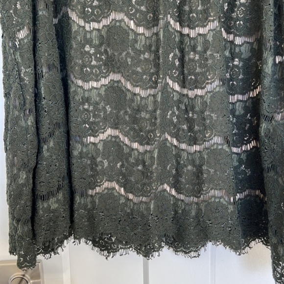 Lace Sleeveless Blouse - Picture 3 of 4